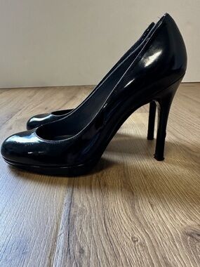 Stuart Weitzman Women’s Black Patent Leather Round Toe Pump | Size 7.5